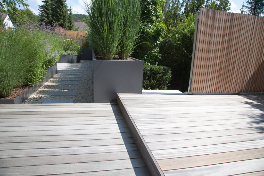 Moderne Terrasse aus Holz in Holzterrasse Fürth